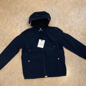 Moncler windbreaker  - Säljer en helt ny moncler windbreaker. Perfekt till sommarkvällar och hela hösten. Den är väldigt vacker och passar många stilar