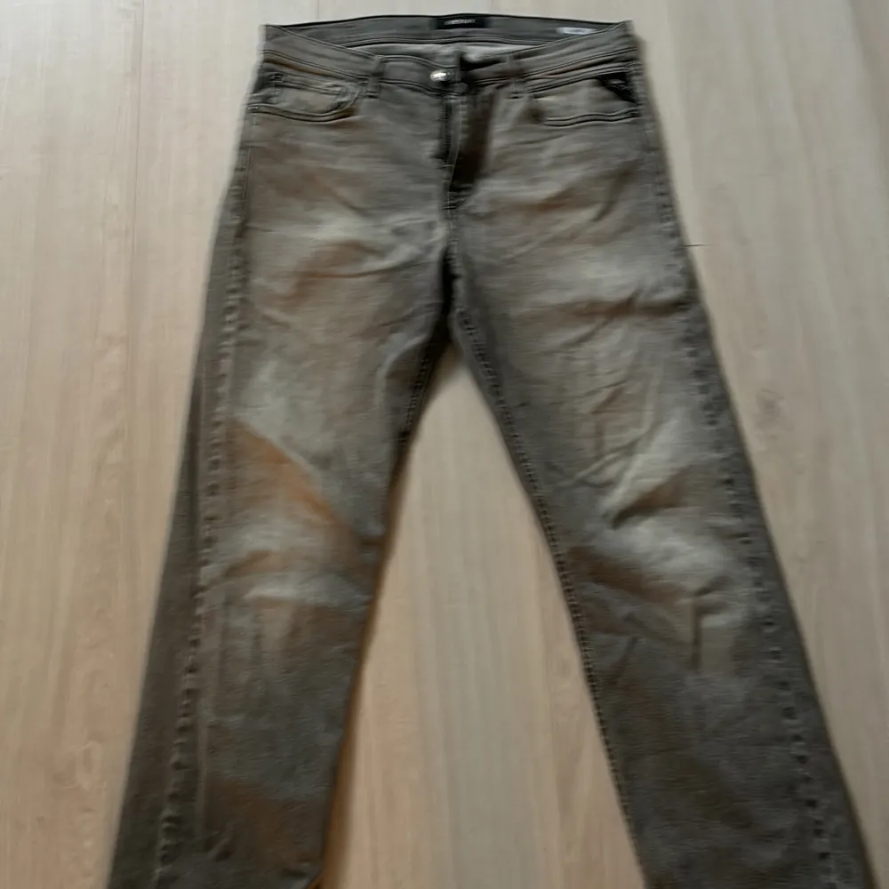 Säljer nu replay jeans i nyskick, storlek 33,33. Jeans & Byxor.