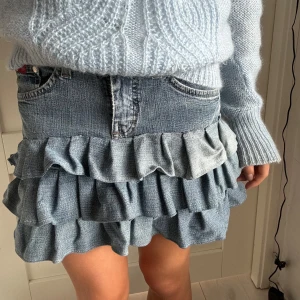 Jeans volangkjol - Säljer denna volangkjol i jeans, egensydd💕Midjemåttet rakt över är cirka 35cm men den går att stretcha ut till 41cm💕
