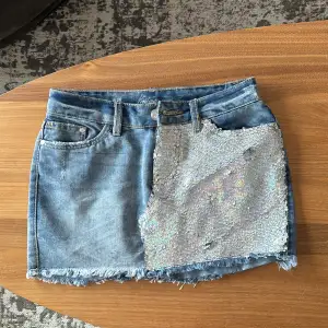 Säljer denna ascoola jeanskjol med disco-paljetter och designade slitningar, storlek 26 och midjemått rakt över är ca 35cm💕