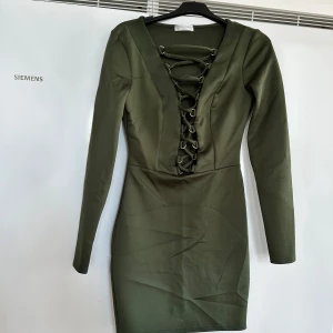 Klänning  - Senaste trenderna till tidlösa klassiker. outfits dresses för alla tillfällen cocktail, fest eller till någon harmonisk afton! 😍 stilfull elegant dress som formar sig efter din kropp. Känn dig snygg och stilig✨ 