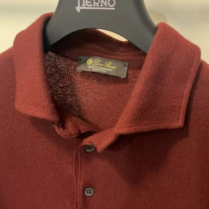 Loro piana polo - Väldigt fin och skön tröja från LP. 19 000kr ny pris. Storlek 50 motsvarar M. Tveka inte på att höra av er vid flera frågor 🙌