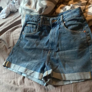 Denim shorts  - En high waist denim shorts från H&M.