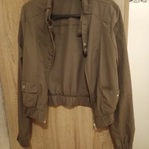 Kläder  - 23 plagg allt från klänningar och byxdress och kofta storlek 38/40 för 300 kr 