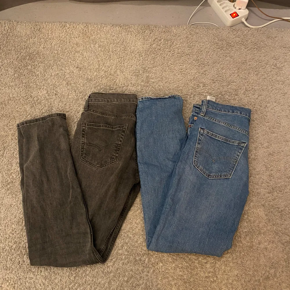 Slim fit levis 511. Jätte bra skick på båda. Köp båda för 550 eller en för 350. Pris går att diskutera . Farkut & Housut.