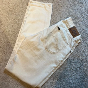 Lee jeans - Tja!! Säljer dessa snygga Lee jeans i nyskick. De är i storlek 29:32 och Färgen är vit/offwhite. Hör gärna av dig vid frågor🤩😎
