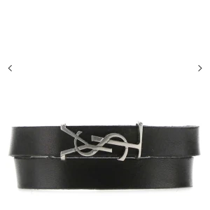 Saint Laurent armband - Säljer detta så snygga saint Laurent armband som jag köpte i Italien. Endast använd 3 gånger på fin tillfällen. Skriv för äktighetsbevis!💕Original pris ca 4000kr. OBS! Det är fingeravtryck på metallen, inte missfärgning. Fråga för fler bilder!
