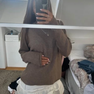 Stickad tröja - Supersnygg stickad zaratröja med prislapp kvar pågrund av att den aldrig är använd, då jag råkat köpa två och att den inte går att lämna tillbaka! Så skön på🩷