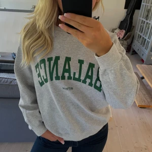 College tröja från H&M - Tröjan är i så bra skick och använd enstaka gång. Den har super smickrande passform och går att styla till allt!