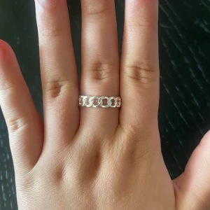 Silver ring - Hej! Säljer denna ring från Glitter, den är bra skick, aldrig använd💕!Jag står ej för postens slarv!