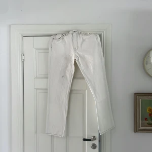 Zara jeans  - Säljer mina jeans som har används 2-3 gånger. Det är små fläckar på som går bort i tvätten. Skick 9/10 då de är några fläckar men de går som sagt bort i tvätt. Nypris 450kr.