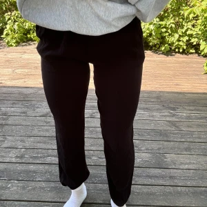 Svarta tygbyxor  - Creppade?, svarta, tunna tygbyxor med fickor från Cubus och resår i midja samt benslut! Materialet/texturen syns bäst på sista bilden (vet inte vad jag ska kalla det). Storlek: S. Material: 100% viskos. :)