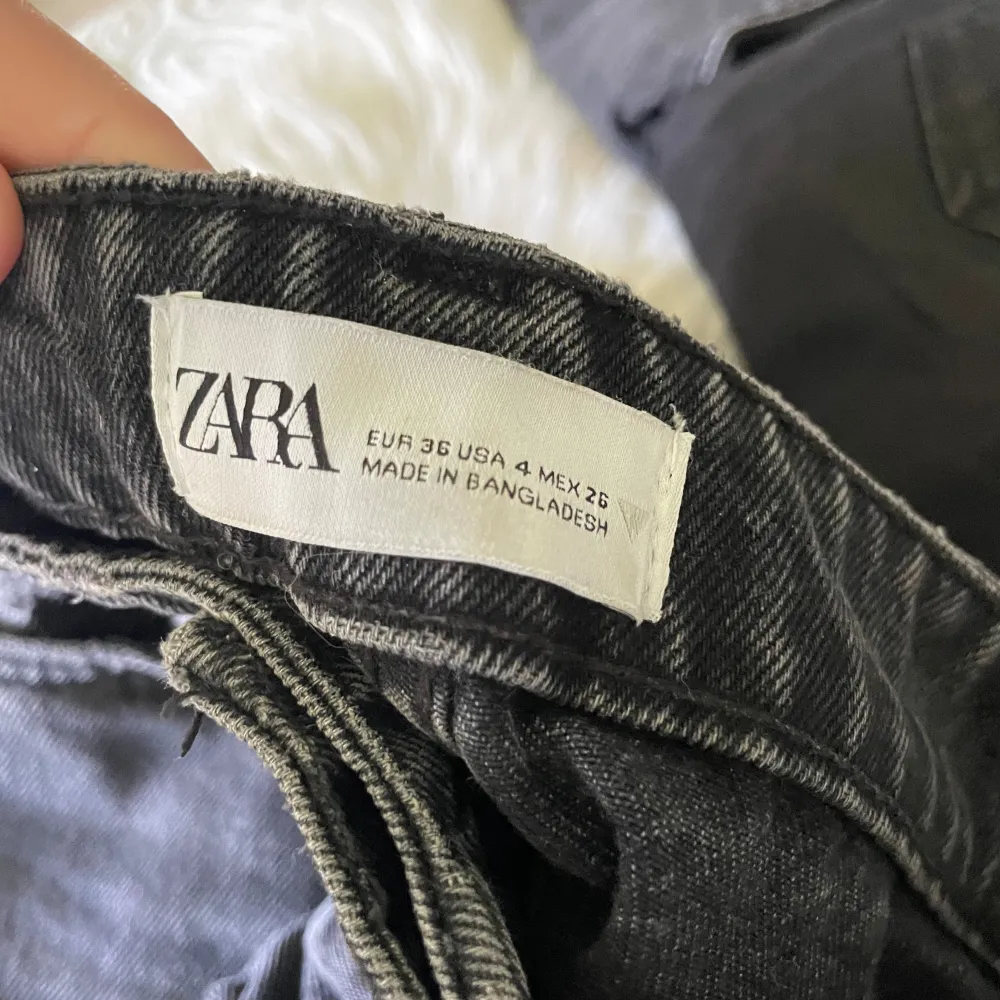 Köpte de och har aldrig tyckt de suttit bra på min kropp. Är superfina zara lågmidjade jeans som jag är otroligt ledsen över att jag inte kan använda. Hoppas verkligen någon får nytta av de. Storlek 36, lågmidjade/normal midja skulle jag säga.. Jeans & Byxor.