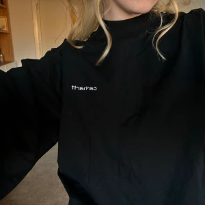Carhartt sweatshirt - Snygg & skön sweatshirt från Carhartt, köptes på vintage butik i Milano, i jättebra skick! Sitter fint oversize på mig som är xxs/xs, skulle säga att den passar xxs - s beroende på vilken passform man vill ha 💌 Nypris för liknande: 599 - 949