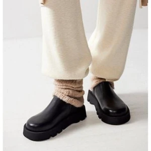 ⚫Black mules/clogs - New Black clogs from H&M size 41. Super stylish and perfect for autumn and in between seasons. Nice platform and sturdy faux leather material. Nypris: 549, used twice so really like new. Super comfty