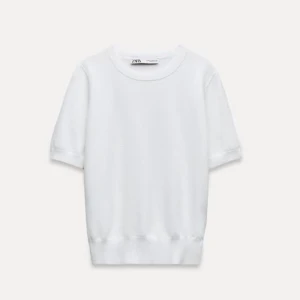 Zara stickad T-shirt  - Vit finstickad T-shirt från Zara. Aldrig använd, etiketten sitter löst på ena sidan (fastnade i örhänge under provning) men annars inga defekter alls🤍