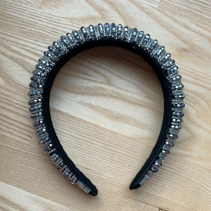 Silvrigt diadem - Jätte fint silvrigt diadem!  Säljer pga att det inte passar min stil. Okänt märke har fått den i present. Skriv privat för fler bilder!