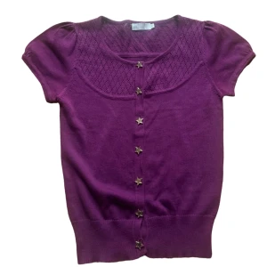y2k vintage knitted top  - fin kortärmad kofta med stjärnor som knappar. Någon missfärgning? under bägge armhålorna men något som inte syns när man väl har den på. 🩷