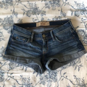 Hollister jeansshorts  - Säljer ett par lowwaist hollister jeansshorts i storlek w25💕 De är i nyskick, jag säljer de eftersom de inte kommer till användning. Skriv gärna till mig om ni har några frågor eller funderingar!😁