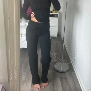 Träningsthights - Raka träningsbyxor från Nike, knappt använda. 