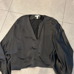 Svart satin blus  - Aldrig använd 