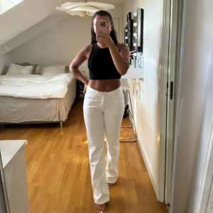 Low waist jeans - Skit snygga vita low waist jeans från BikBok. Jättebra skick och material 🤍. 