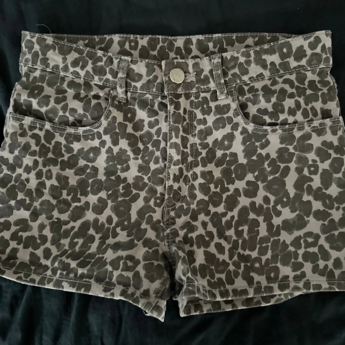 Leopardmönstrade shorts från H&M