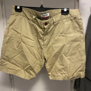 Tommy Hilfiger shorts  - Beige Tommy Hilfiger shorts. Använda men fint skick. Legat i garderoben länge därav skrynkliga. Storlek 32.