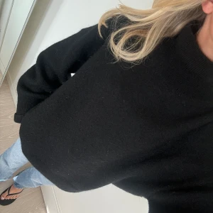 Stickad mohairtröja - Så sjukt mysig och snygg tröja frpn h&m i mohair😍 sparsamt använd, nypris 900kr