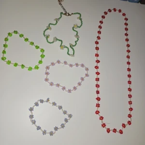 Egengjorda halsband och armband - Egengjorda halsband och armband med små blommor i olila färger💖 Armband 5kr och halsband 10kr☀️ Köper man fler blir det billigare💫 Prisförslag mottas gärna💗 Skriva om det är några frågor😊
