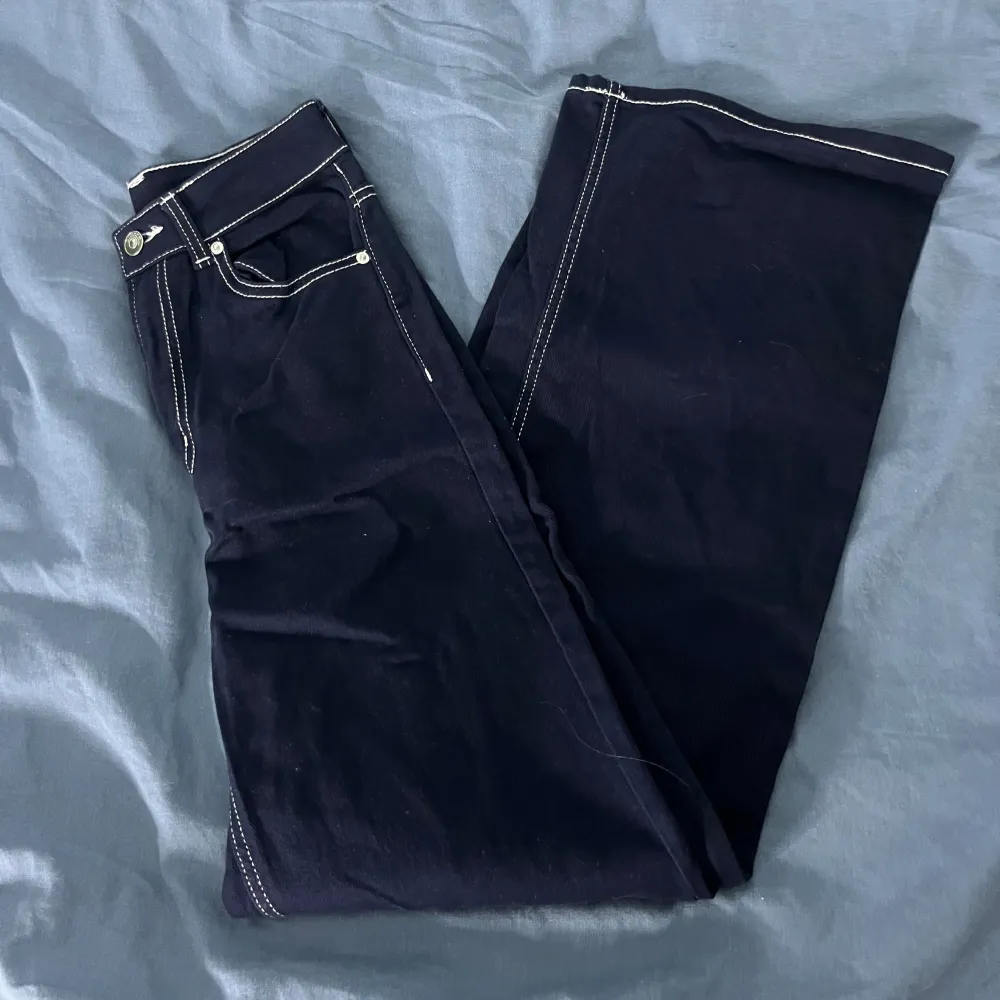 Säljer mina marinblåa jeans med vita detaljer ifrån hm för att de inte kommer till användning, aldrig använda och därför i väldigt bra skick. Jeans & Byxor.