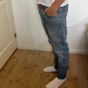Nudie Jeans - Nudie jeans, Skinny Lin med lite rippes | Storlek 29/32 | Skick 8/10 | Modellen är 170 | Skriv vid funderingar// Palmeras🌴