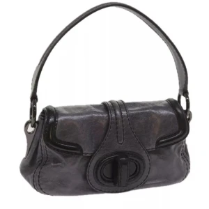 Prada väska - Material: läder    Färg: grå Tillbehör: garantikort och dammpåse  Det finns några tecken på användning, klibbig, flagning och fläckar, men i övrigt allmänt bra skick. Se bilder för detaljer! B 30cm x H 15cm x D 10cm