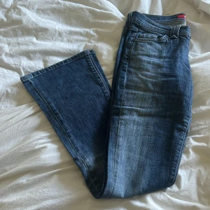 JEANS - Så snygga lågmidjade jeans som e försmå för mig:(. i super fint skick! Stl 27😍😍