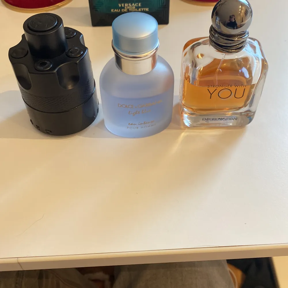 Alla Jean Paul Gaultier 2ml40kr/5 ml80kr/10 ml 140 Versace Eros edt 2ml20kr/5ml 40kr/10ml70kr Dolce and Gabbana light blue intense 2ml40kr/5ml80kr/10ml140kr Azzaro most wanted edp 2ml40kr/5ml80kr/10ml140kr Stronger with you 2ml25kr/5ml50kr/10ml90kr. Övrigt.