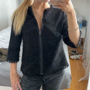 As snygg kofta med glitter! - RENSAR SÅ SÄLJER MASSA AS BILLIGT😍‼️ svin snygg o trendig kofta med glitter o fransar. Inget märke eller storlek men skulle säga S! Tryck köp nu!