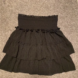 Svart kort volang kjol - Jättefin volangkjol från SHEIN. Använd fåtal gånger och därmed i jättebra skick. Storlek xs. 