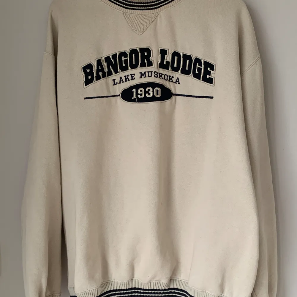 En vintage sweatshirt men inte kommer till användning längre. Passar dig som bär S eller M!💖. Hoodies.