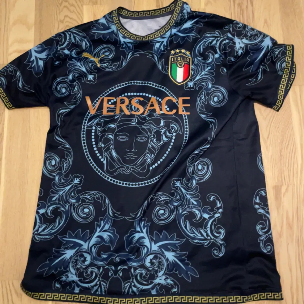 Versace x Puma Italien landslagströja/fotbollströja. Bra skick. XL passar L. T-shirts.
