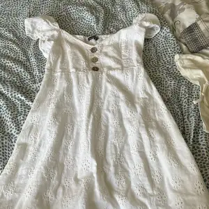 Jättefin vit klänning från boohoo 