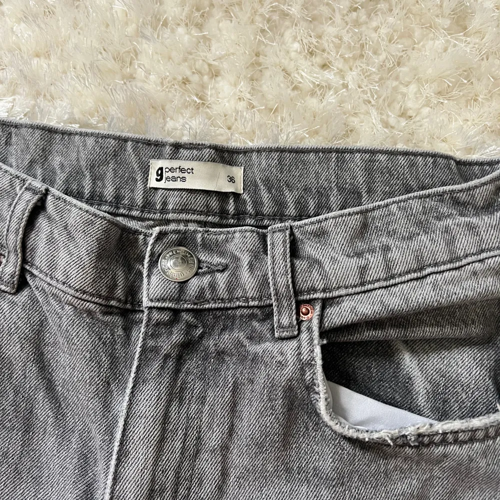 Jättefina jeans från Gina som är mid waist/high waist beroende på hur man sätter dom. Tyvärr blivit försmå för mig därför jag säljer, är 180 lång och passar fint på länden för mig!. Jeans & Byxor.