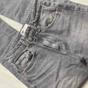 Mid waist/high waist straight jeans från zara knappt använda. Passar ngn som är 155-160 i längden.