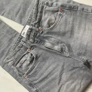 Mid waist/high waist straight jeans från zara knappt använda. Passar ngn som är 155-160 i längden.