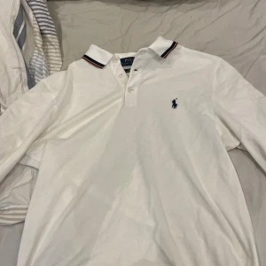 Ralph Lauren långtröja - Säljer nu min Ralph Lauren långärmad pické tröja. Storleken är medium (slim fit) så den passar även small bra. 