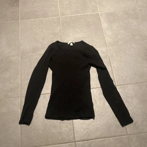 Svart tajt långärmad tröja - Används aldrig , köp gärna!!