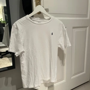 Ralph lauren t-shirt  - Använd fåtal gånger, skick 9/10. Nypris 600kr 14-16 år men passar XS-S. 