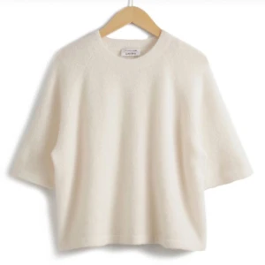 Trekvartsärmad tröja  - Den populära trekvartsärmade stickade tröjan från &OtherStories säljer jag. Den är i väldigt bra skick, har inga fläckar eller skador 