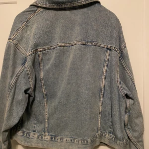 Jeansjacka - Ljus jeansjacka från Hm i storlek M, köparen står för frakten 