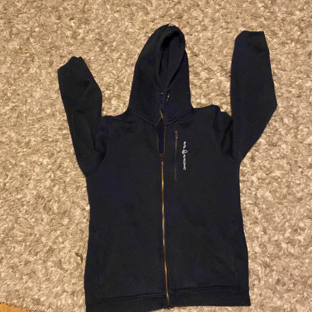 Säljer nu min mörk blåa sail racing zip hoodie. Hoodien är i väldigt bra skick och har inga skador, fick tröjan julen 2023. Nypris: 1500 mitt pris 600. Priset kan sänkas vid snabb affär.. Hoodies.