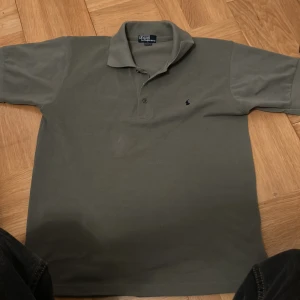 Ralph lauren piké - Riktigt snygg Ralph lauren piké i perfekt skick. Inga fläckar inga skador alls. Använd ett par gånger.